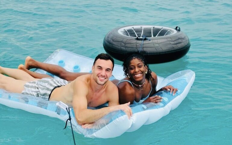 Relax per Miriam Sylla e Alessandro Cappelletti: gli scatti a La Pelosa
