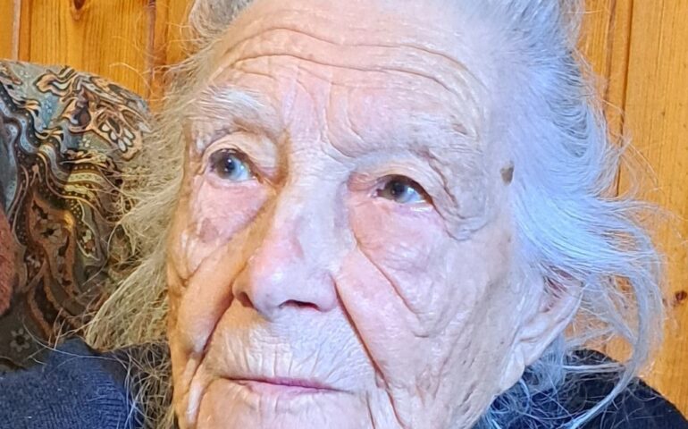 Tanti auguri a Tzia Verina per i suoi 101 anni, la più longeva apicultrice della Sardegna