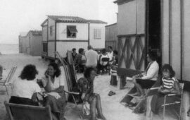 Chiacchiere all'imbrunire tra i casotti del Poetto