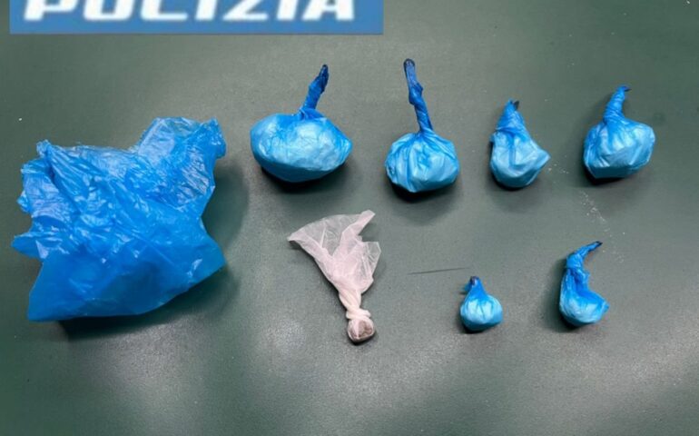 In auto con la cocaina, nei guai un 26enne: la droga era già divisa in dosi