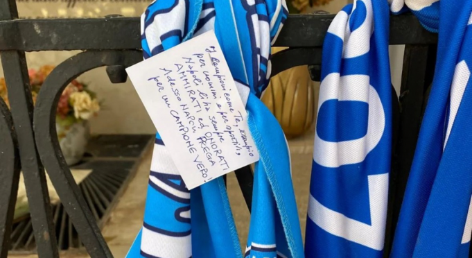 Sulla tomba di Gigi Riva una sciarpa del Napoli con un toccante biglietto