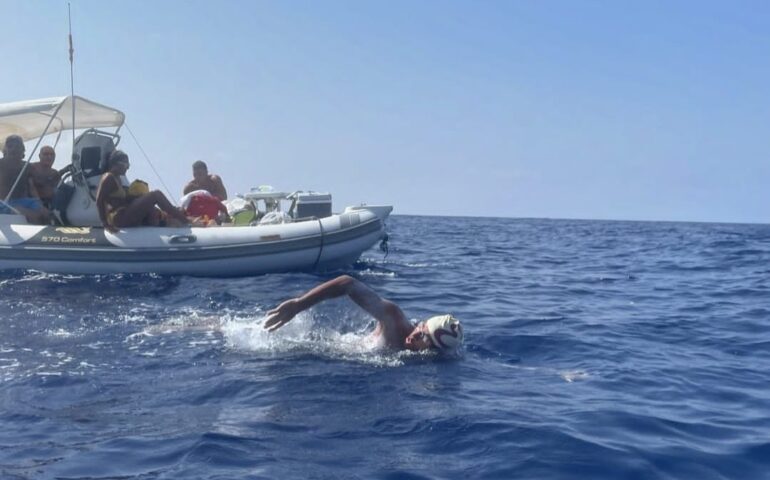 100 chilometri in 30 ore di nuoto: Gabriele Catta arriva al traguardo vittorioso