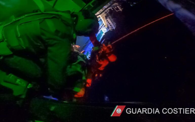 Cagliari, momenti di paura sul traghetto: un 65enne soccorso dalla Guardia Costiera