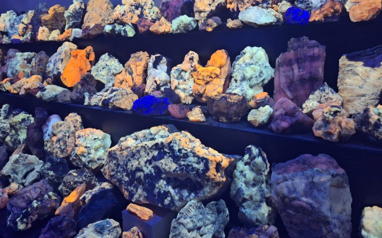 La sala dei minerali fluorescenti del GeoMuseo di Masullas: qui, una volta spenta la luce, avviene una magia