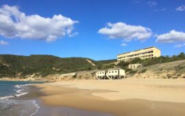 La spiaggia di Funtanazza con i ruderi legati alla Colonia marina