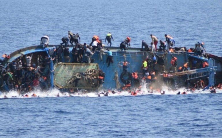 Il barcone rovesciatosi a Lampedusa
