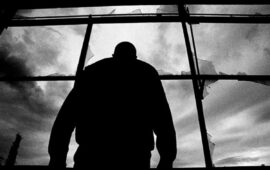 Una figura misteriosa nella penombra