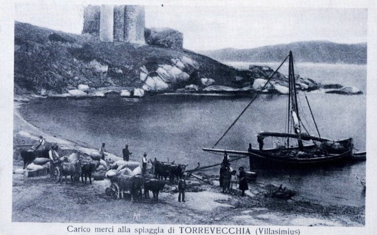 Una vecchia cartolina del porto di Villasimius