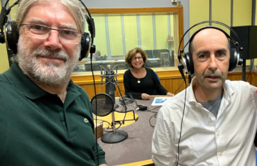 Antioco Floris, Marcello Atzeni e sullo sfondo la regista Donatella Meazza