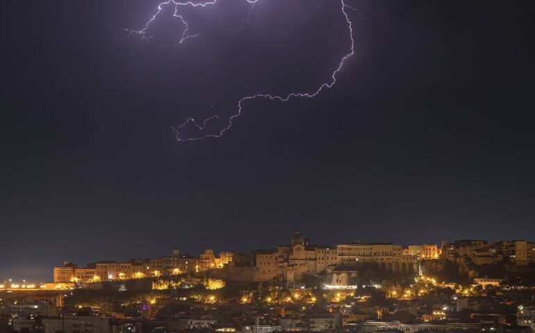 Pioggia di fulmini, il cielo di Cagliari illuminato nello spettacolare scatto di Andrea Skull