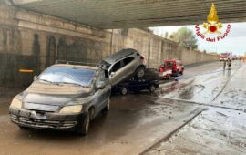 Auto nella carreggiata, alluvione