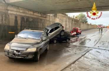 Auto nella carreggiata, alluvione