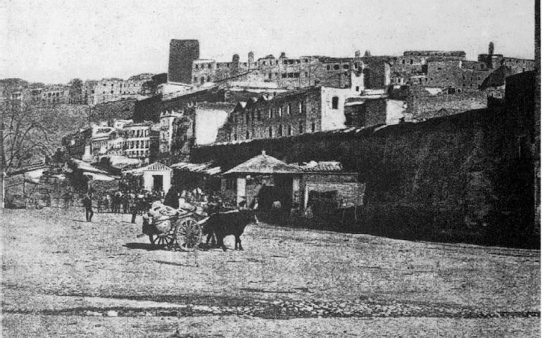 Il Largo con baracche e altre strutture, quando ancora non esisteva il mercato e c'erano le mura che circondavano la Marina. Foto della seconda metà dell'Ottocento, opera di Édouard Delessert