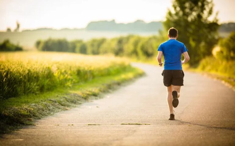 Uomo che corre su una strada