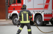 Olbia, incendio devasta un cantiere nautico: fumo nero visibile in tutta la città