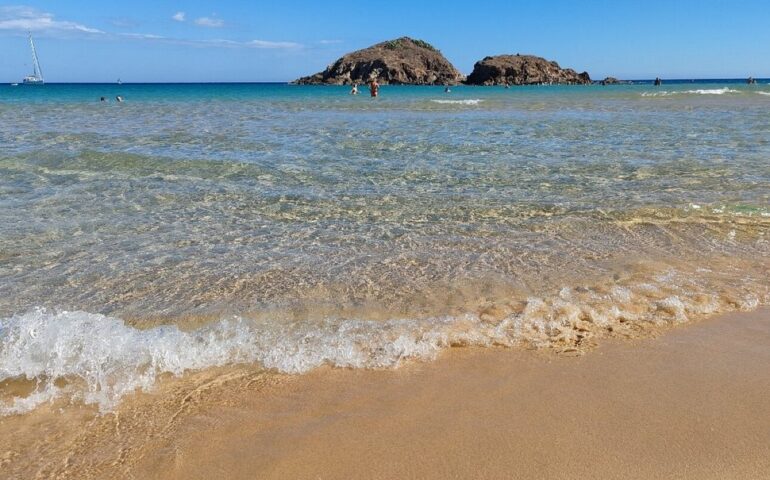 La spiaggia di Su Giudeu e l'isolotto omonimo