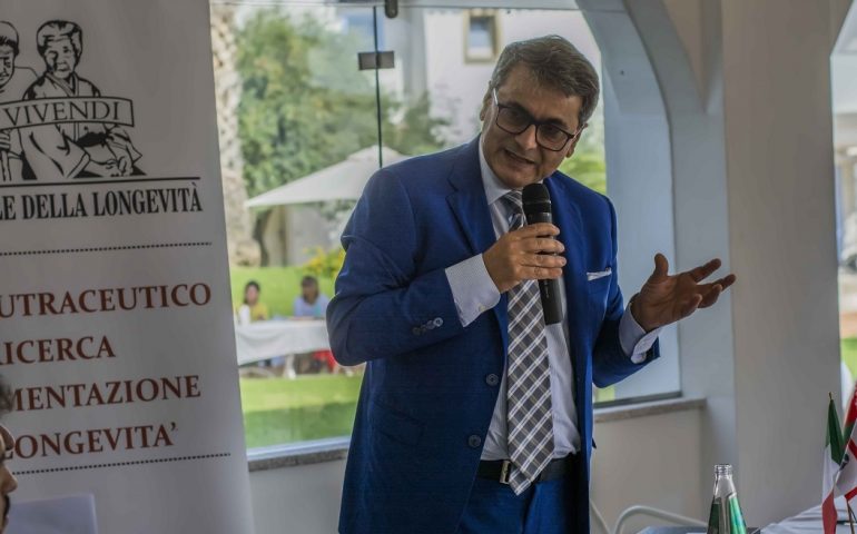 Il prof Roberto Pili durante un convegno sulla longevità