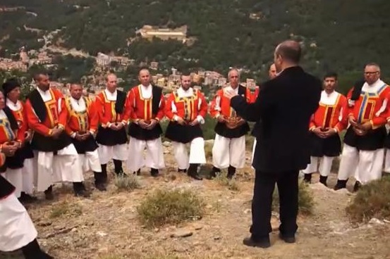 (VIDEO) Bimba, ragazza e anziane in abito tradizionale intonano i canti sardi a Desulo
