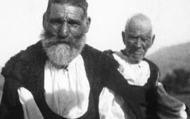 Un'antica foto di anziani in costume sardo