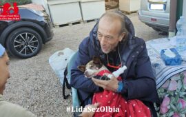 senzatetto con in suo cane in sardegna