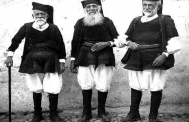 Vecchia foto di uomini sardi in costume