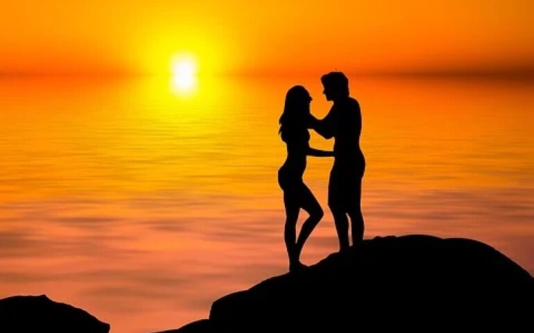 Due fidanzati al tramonto
