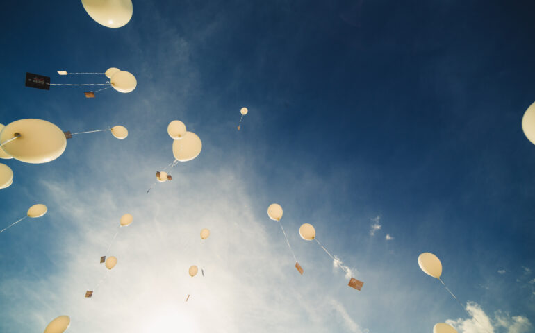 palloncini bianchi nel cielo