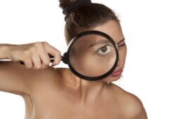 Faccia curiosa