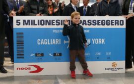 Joele, il CINQUEMILIONESIMO PASSEGGERO dell'aeroporto di Elmas