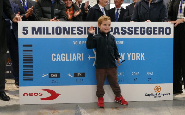 Joele, il CINQUEMILIONESIMO PASSEGGERO dell'aeroporto di Elmas