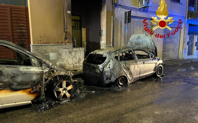 Auto in fiamme a Sorso ( PH Vigili del fuoco)