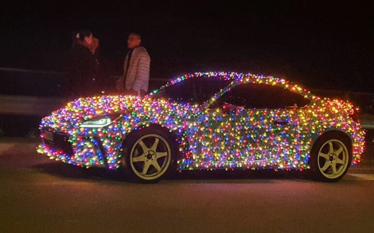auto con luminarie natalizie a Cagliari