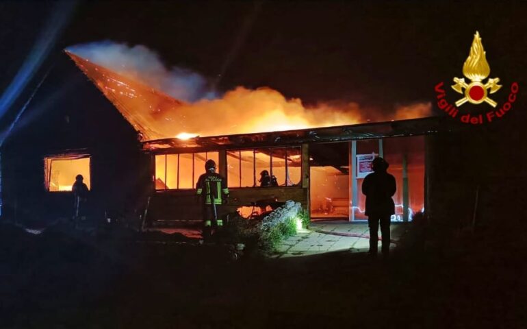 incendio chiosco a is arutas in sardegna