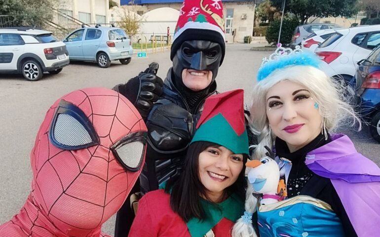 Supereroi in corsia: un Natale speciale per i piccoli pazienti del Microcitemico di Cagliari