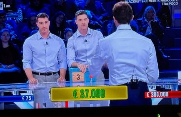 Il finale della puntata di Affari Tuoi con i gemelli Simula di Uri