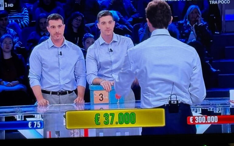 Il finale della puntata di Affari Tuoi con i gemelli Simula di Uri