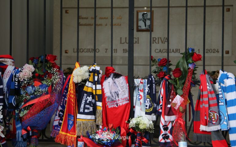 Cagliari, la tomba di Gigi Riva al cimitero di Bonaria