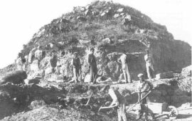 Il nuraghe di Barumini durante gli scavi, ancora ricoperto di terra