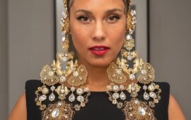 Alicia Keys ai Grammy Awards 2025 sfoggia gioielli firmati Dolce & Gabbana