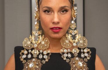 Alicia Keys ai Grammy Awards 2025 sfoggia gioielli firmati Dolce & Gabbana