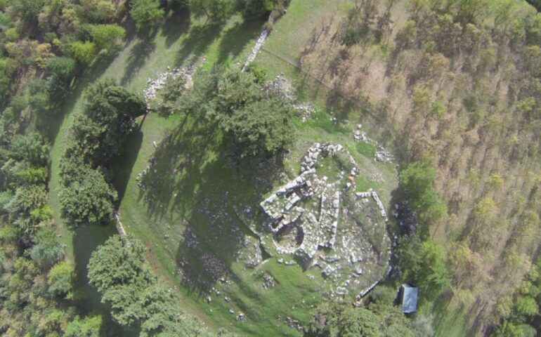 Veduta aerea di un nuraghe quasi completamente ricoperto di terra