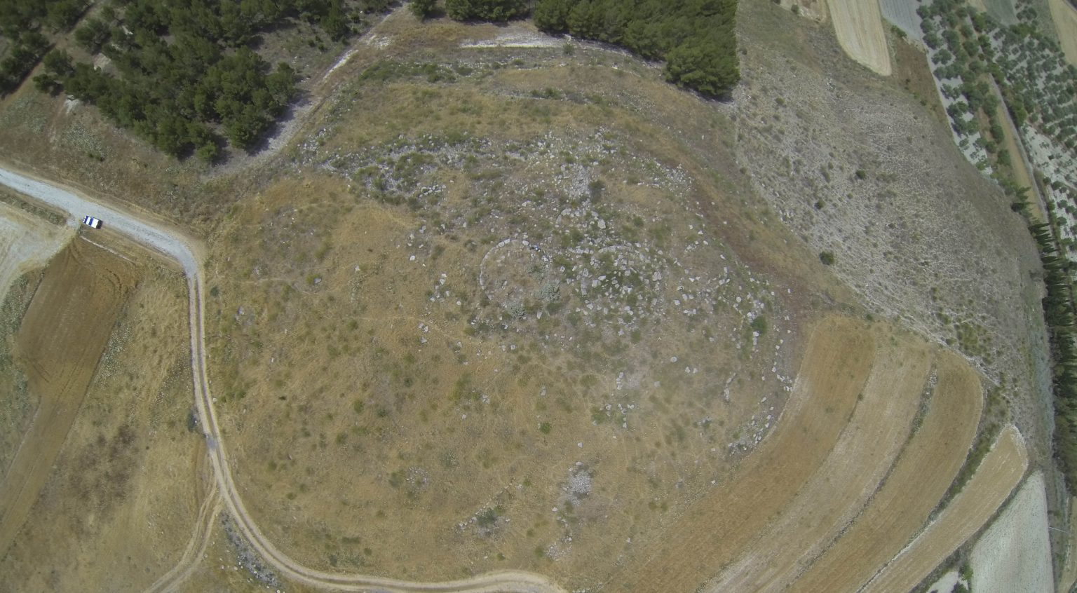 Veduta aerea di un altro nuraghe quasi completamente ricoperto di terra (Foto Progetto S'Unda Manna)