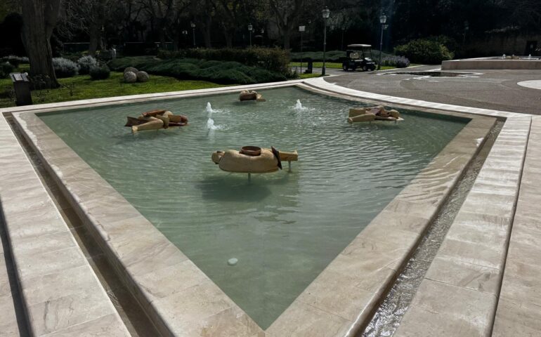 Giardini Pubblici, completato il restauro dei “Dormienti” di Mimmo Paladino