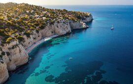 Cagliari, “l’unica città italiana con un mare tropicale mediterraneo”, un’altra immagine fake creata con l’AI