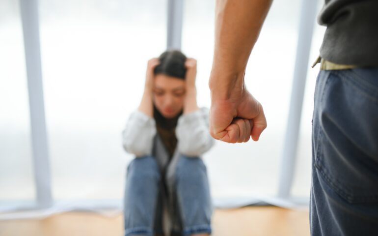 Perché parenti e amici (e amiche) dell’uomo violento lo difendono e proteggono? Ecco quale dovrebbe essere la prima risposta alla violenza sulle donne