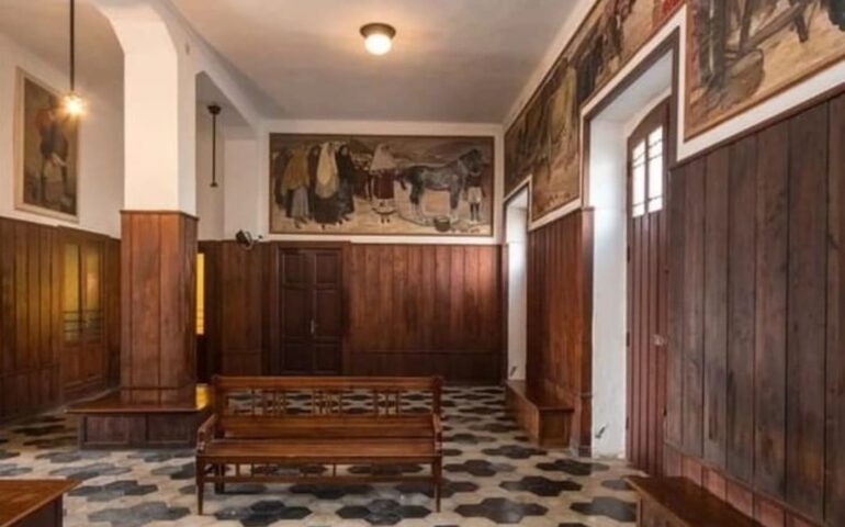 Una stazione ferroviaria che sembra essersi fermata agli anni Trenta, piena di opere d’arte: dove possiamo ammirarla?