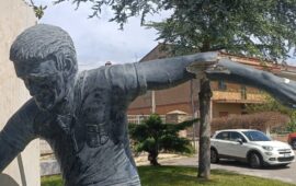 Mandas, atto vandalico contro la statua di Gigi Riva: comunità indignata