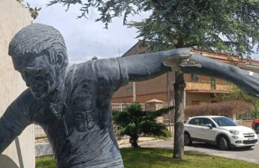 La statua di Gigi Riva vandalizzata a Mandas