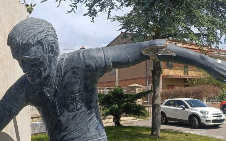 La statua di Gigi Riva vandalizzata a Mandas