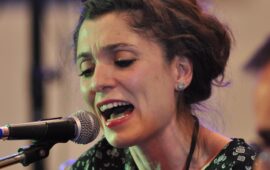 Chiara Effe, la cantautrice si racconta. La musica di moda oggi? “Un prodotto più che un atto artistico”